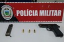 A arma foi encontrada com o comerciante Arremilson da Silva Maciel, de 31 anos, que foi abordado após disparos de arma de fogo no local