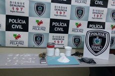 Suspeito vai responder pelos crimes de tráfico de drogas, posse de arma de fogo e roubo de veículo
