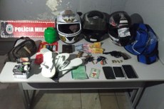 Foram apreendidos um revólver, munições, capacetes, carteiras, documentos, mochilas, joias e quatro celulares