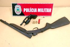 Foram apreendidos um revólver calibre 38 com três munições e uma espingarda calibre 12 com uma munição