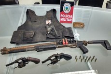 Com eles foram apreendidos dois revólveres calibre 38 com 12 munições, o colete balístico roubado e a espingarda calibre 12 