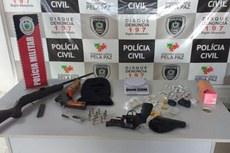 Foram apreendidos 45 papelotes de maconha, um revólver calibre .357, um rifle calibre 22 e uma espingarda calibre 12