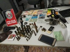 Policiais encontraram dois revólveres, várias munições e estojos deflagrados de diversos calibres