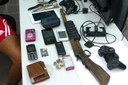 Foi apreendida uma espingarda que era utilizada para a prática do roubo e vários objetos de origem criminosa