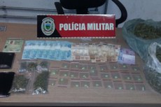 No apartamento do suspeito foram encontrados comprimidos de ecstasy, maconha e dinheiro trocado