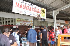 Durante a festa de aniversário, realizada ao lado do mercado do bairro, foi servido um bolo de 140 quilos