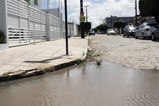 Galeria entupida na Rua Pedro Ivo, no bairro do Cristo, provoca alagamento, prejudicando os moradores