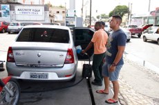 Abastecer os carros continua sendo um sofrimento para os donos de veículos, que precisam enfrentar longas filas