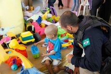 Crianças ganharam presentes e em solidariedade alguns agentes da PRF rasparam a cabeça 