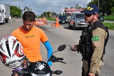 Mais de 9,4 mil veículos, entre motos, carros e vans, passaram pela fiscalização da PRF no Carnaval 2016