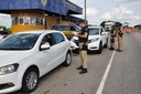 Agentes da PRF vistoriam a documentação dos motoristas e dos veículos e coibem o excesso de velocidade