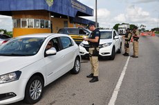 Agentes da PRF vistoriam a documentação dos motoristas e dos veículos e coibem o excesso de velocidade