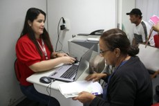 Elizabeth Andrade não precisou ir até a sede do órgão, no Centro; percorreu apenas poucas quadras de casa até a unidade móvel do Procon, que às terças-feiras atende ao lado do Mercado Público de Mangabeira