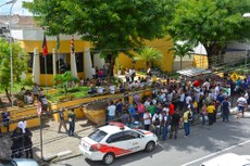 Diversas categorias protestaram em frente à CMJP; audiência com os professores ficou para esta quarta-feira (6)