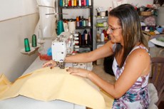 Rosa Maria é costureira há 30 anos, atividade antes desempenhada pelos alfaiates, exemplo de profissão transformada nos dias atuais 