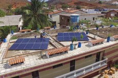 Na Pousada do Pandeiro, em Alagoa Grande, foram instaladas várias placas fotovoltaicas no telhado, que geram eletricidade