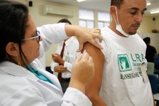 Gestantes e profissionais da saúde serão priorizados nesta primeira etapa. A imunização dos demais grupos prioritários se inicia no dia sete de maio