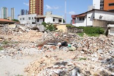 Terreno na avenida Ruy Carneiro acumula lixo e outros entulhos
