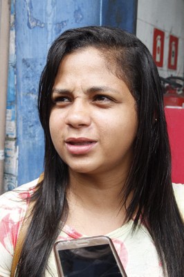 A estudante Gleisiane Félix afirma ter dores de cabeça causadas pelos carrinhos de som em alto volume nas ruas 