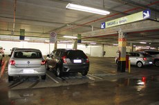 A lei determina que os estabelecimentos devem disponibilizar 5%  total de vagas para os idosos e 2% para os portadores de deficiência 