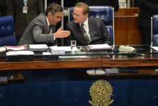 Presidente do Senado Federal, Renan Calheiros (D) confirma fragilidade de seu colega, o senador tucano Aécio Neves (E)