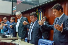 Parlamentares e convidados dão as mãos em oração no Plenário da Assembleia Legislativa da Paraíba