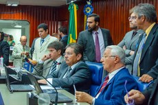 Outro projeto aprovado, também do presidente Adriano Galdino, proíbe uso de embalagens de bebidas em metal e vidro nos eventos