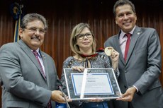 Presidente Adriano Galdino destaca que pesquisa da médica Adriana Melo é merecedora do Prêmio Nobel de Medicina