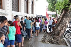 População forma longas filas na reta final para o cadastramento biométrico