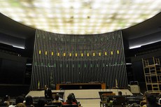 O Projeto de Lei impede a aplicação de multa e a retenção do veículo se o motorista não estiver com a CNH e o licenciamento anual