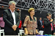 Presidente Dilma Rousseff foi recebida por uma multidão no Espaço Cultural