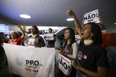 Mudança na legislação é "mordaça" aos professores, dizem críticos do projeto