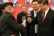 Presidentes Kim Jong-un e Xi Jinping brindam durante encontro secreto realizado na capital chinesa