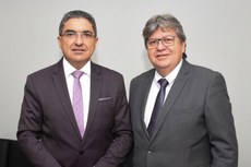 João Azevêdo (D) destacou a dedicação do desembargador ao povo paraibano