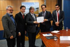 Entrega do título ao governador eleito João Azevêdo foi feita pelo ministro do Turismo, Vinícius Lummertz