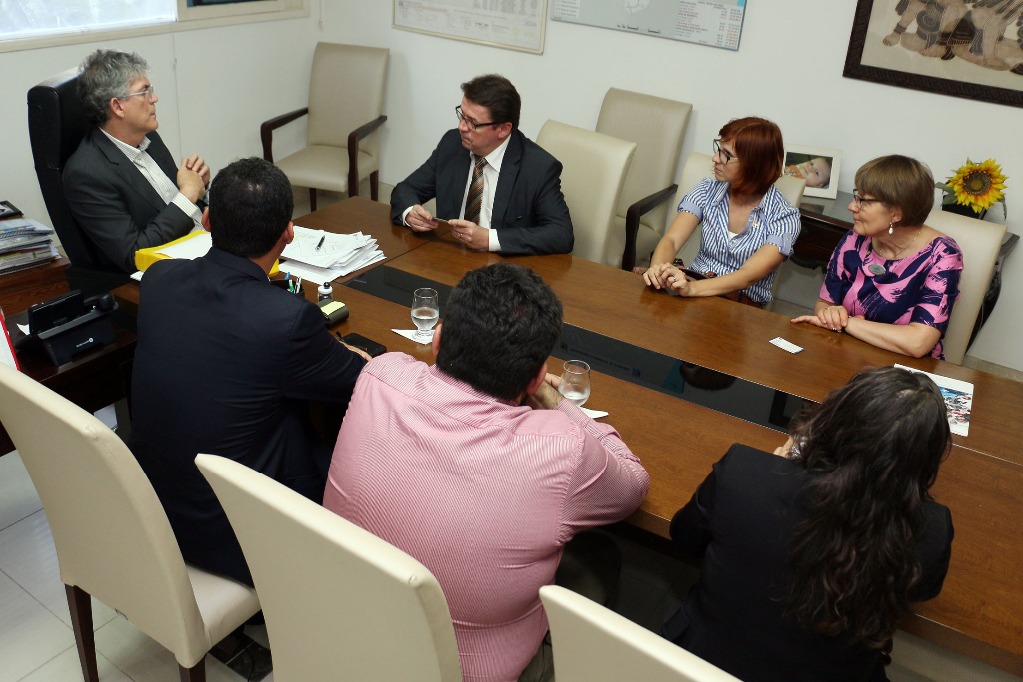 Ricardo com embaixador da Finlândia