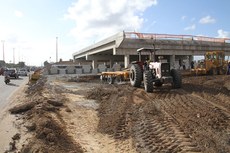 Homens e máquinas realizam trabalho em três turnos para a conclusão da obra que deverá melhorar a mobilidade urbana da capital