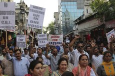 Milhares de indianos se mobilizaram nos últimos dias em todo o país depois que uma menina de uma tribo muçulmana nômade foi sequestrada 