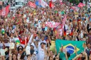 Cerca de 5 mil pessoas, entre professores, estudantes, militantes, políticos e comerciários, participaram do ato público