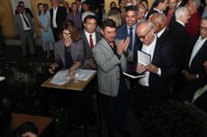 Em solenidade, ontem, no Hotel Globo, presidente da Câmara, Dinho Dowsley, entregou placa ao prefeito de JP, Cícero Lucena