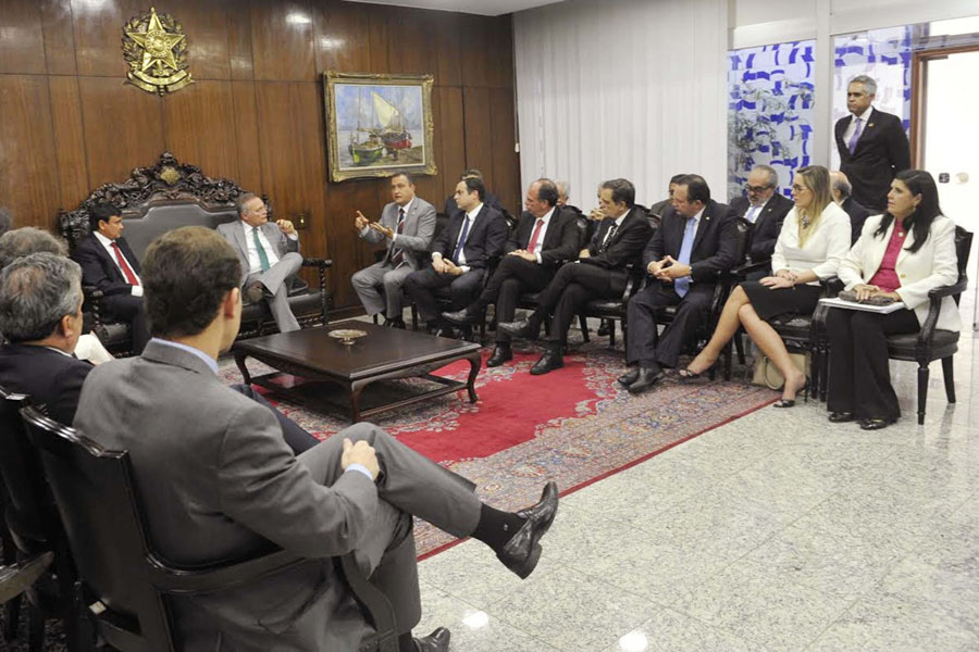 ligia reunida com senado_foto comunicacao do senado.jpg