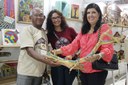 Vice-governadora ao lado da gestora do Programa de Artesanato da Paraíba, Lu Maia, e do artesão Bueno