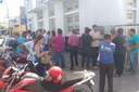 Servidores da prefeitura de Patos ocuparam a calçada da sede que se manteve fechada enquanto agentes buscavam documentos