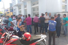 Servidores da prefeitura de Patos ocuparam a calçada da sede que se manteve fechada enquanto agentes buscavam documentos