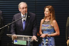 O procurador Deltan Dallagnol explicou que Cláudia (D) abriu uma conta no exterior e a usou para esconder mais de US$ 1 milhão