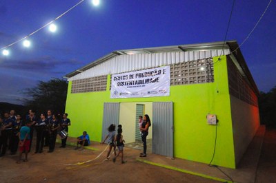 Agricultores receberam máquinas, barragens subterrâneas, cisternas, além do prédio da associação, completamente reformado