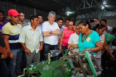 Profissionais que trabalham na produção de hortaliças e na fabricação de vassouras receberam investimento de R$ 100 mil