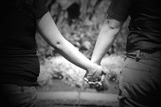 A união estável entre duas pessoas é configurada pela convivência pública, contínua e duradoura com o objetivo de constituição de família