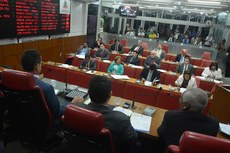 Os vereadores oposicionistas afirmam que estão cumprindo o papel do parlamentar de investigar as ações do Poder Público