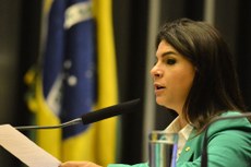 Deputada Mariana Carvalho fazendo a leitura da denúncia no plenário